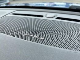 【harman　kardon】ハーマンカードンのHi-Fiスペシャリストと共に、モデル別に開発・設計された専用チューニングが臨場感溢れる音響空間を実現しています。