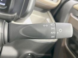 【オートライト】周りの明るさに応じて自動でヘッドライトの点灯・消灯ができる機能です！ライトの付け忘れ・消し忘れなどが無くなり、雨の日や夕方の走行も安心！トンネル通過時も便利ですね♪