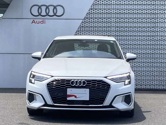 Audi認定中古車は、Audi正規ディーラーがお届けする「Audiが二度認めたAudi」です。専門技術を身につけた正規ディーラーのテクニシャンが専用テスターと工具を使い入念な整備を施した上で保証をつけて納車されます。