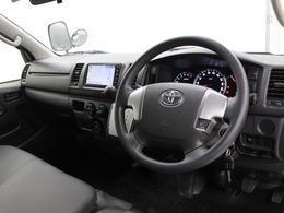 運転席と助手席間のウォークスルーが可能です。運転席側のドアを開けられない場合などに、助手席側のドアから乗り降りすることができます。
