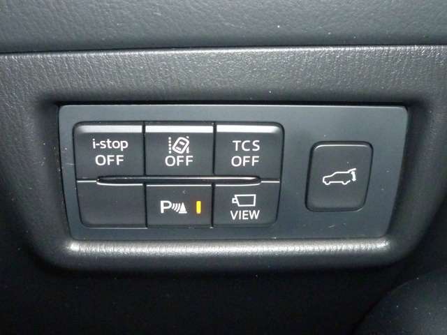 【パーキングセンサー】障害物などが車両に近づいた際に、音と画面表示にてお知らせしてくれます。警告音も段階的に鳴ってくれるので、どのくらいの近さなのか感覚的に察知することが出来ます♪