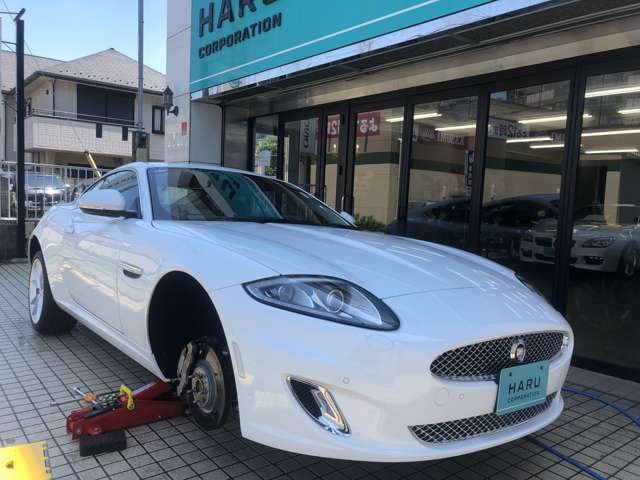 車検時や点検時にでも、なかなか清掃できないサスペンション回りやフェンダーライナー内側までも、とことん綺麗に清掃してからご案内しておりますので最後の写真までご覧ください