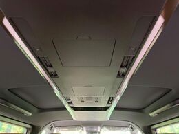 【ガラスルーフ】ガラスルーフ搭載で車内の解放感が一気にアップ！開放的なドライブをお楽しみいただけます。