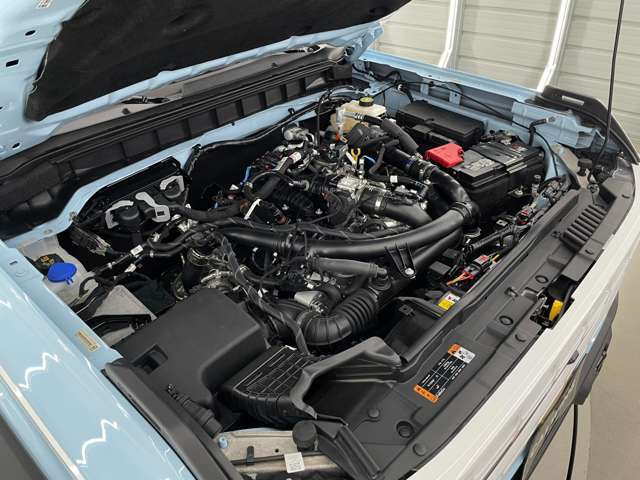 パワートレインは2.7L V6 EcoBoostターボ、10速AT を組み合わせ、オンロードでのストレスない走りとオフロード走行時に十分なパワーを発揮します。