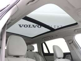 屋根一面まるごととも言える特大サイズのチルトアップ機構付電動パノラマ・ガラス・サンルーフ。晴天時はもちろん、雨天・曇天時にもブラインドを開けることで常に開放的な車内空間を実現させてくれます。