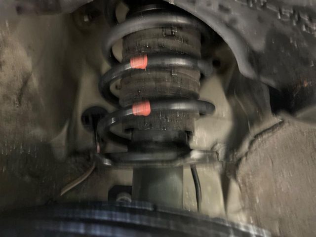 お車を安心してお乗りいただく為には、足回りの定期点検が欠かせません。サービスサポート（有償保証）では無料点検もご提供しており、安心のカーライフをお過ごしいただけるサポート体制が整っています。
