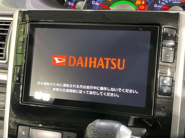 【純正8型ナビ】人気の純正ナビを装備しております。ナビの使いやすさはもちろん、オーディオ機能も充実！キャンプや旅行はもちろん、通勤や買い物など普段のドライブも楽しくなるはず♪