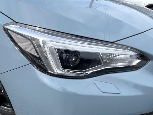 【LEDヘッドライト】悪天候や夜間走行時も良好な視界を確保し安心して運転できる高輝度LEDヘッドライトを装備！点灯速度が早く、消費電力も抑えられています。