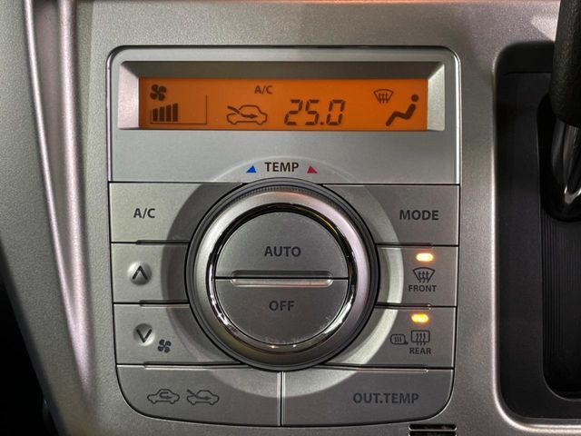 【オートエアコン】一度お好みの温度に設定すれば、車内の温度を検知し風量や温度を自動で調整。暑い…寒い…と何度もスイッチ操作をする必要はありません。快適な車内空間には必須の機能ですね♪