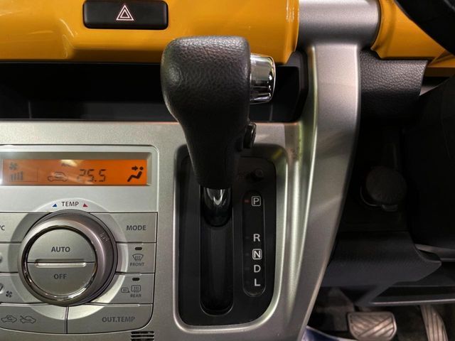 インパネシフトならハンドルからの移動距離が短く操作もスムーズ！また、足元が広くなりすっきりしますので、大柄な方でも快適にお過ごしいただけます。