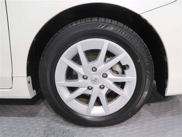 タイヤサイズは205/60R16　です。