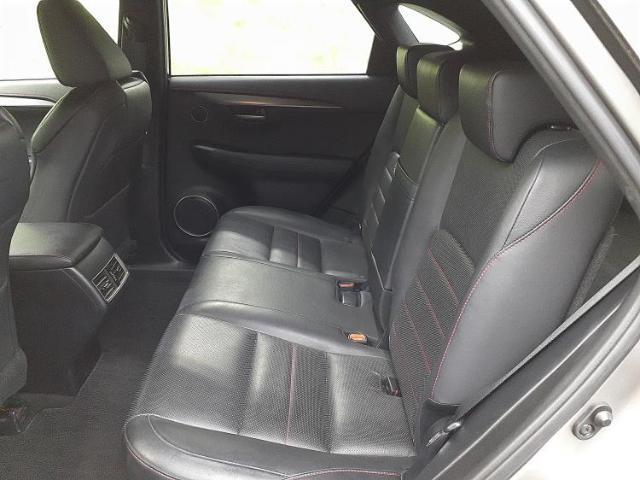 WECARSでは各商談席に大型モニターをご用意しております！見やすい大画面でゆったりと全国の在庫をご覧いただけます！是非ご来店お待ちしております！