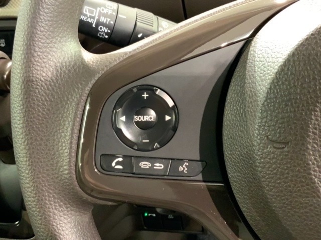 ステアリングにオーディオ操作スイッチが付いています。オーディオ画面に直接タッチしなくても操作が出来ますので、運転に集中できます。