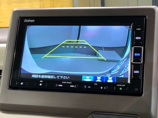 リバースギアに入れるだけで後方の表示へ切り替わります。夜間や雨の日の駐車も楽になりますよ。