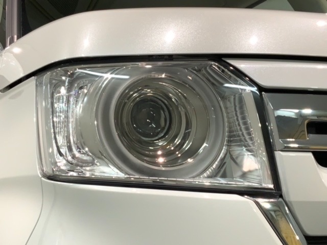 LEDヘッドライトは、点灯の瞬間から最大光量を発揮し、突然暗くなるトンネルなどでの安定感を高めます。