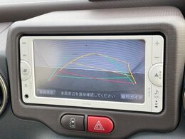 【バックカメラ】駐車時に後方がリアルタイム映像で確認できます。大型商業施設や立体駐車場での駐車時や、夜間のバック時に大活躍！運転スキルに関わらず、今や必須となった装備のひとつです！