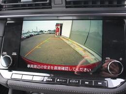 バケット形状で体をホールドしてくれる純正シート！