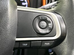 【アダプティブクルーズコントロール】高速道路での長距離走行が楽に！！自動で速度を保つクルーズコントロールが、衝突軽減システムと連携し、前方の車両を感知して車間を保つように速度調節してくれます！！