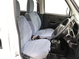 全ての座席で皆様に快適におくつろぎいただけるよう膝周りにゆとりを持たせ、心地よく座れるよう設計されています！！