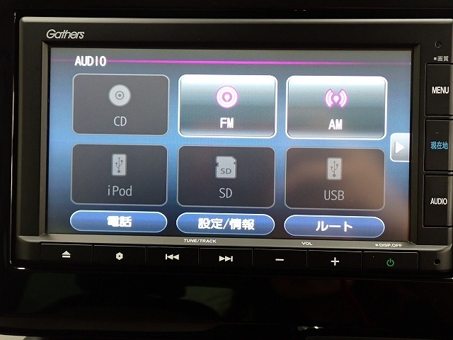 ホンダ純正ナビなのでダッシュボードにスッキリと収まっています。土地勘の無い所でも道に迷わず安心ですね！。AVも色々視聴でるのでドライブも楽しくなりますよ！