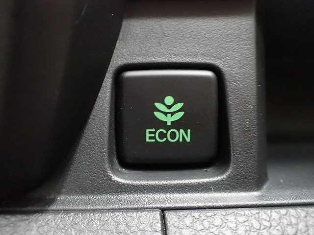 エンジン、エアコンなどを制御し低燃費な『ECONモード』に、また走りを楽しみたいとき、空調など快適性を重視したいときにはスイッチOFFで通常モードに切り替えができます！