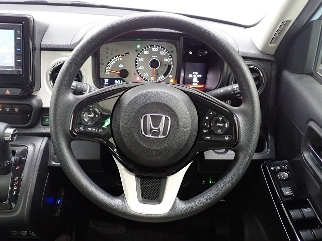 ハンドル左側にはオーディオ操作が出来るオーディオリモートコントロールスイッチ、右側にはHonda SENSINGとオートクルーズコントロールのスイッチを装備！