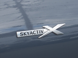 ディーゼルエンジンとガソリンエンジンのメリットを兼ね備えたマツダの新世代エンジン『SKYACTIV-X』を搭載！優れた環境性能とともに走りの気持ちよさを楽しめます。