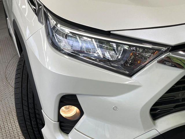 【LEDヘッドライト】悪天候や夜間走行時も良好な視界を確保し安心して運転できる高輝度LEDヘッドライトを装備！点灯速度が早く、消費電力も抑えられています。