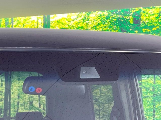 【ホンダセンシング】走行中に前方の車両等を認識し、衝突しそうな時は警報とブレーキで衝突回避と被害軽減をアシスト。より安全にドライブをお楽しみいただけます。