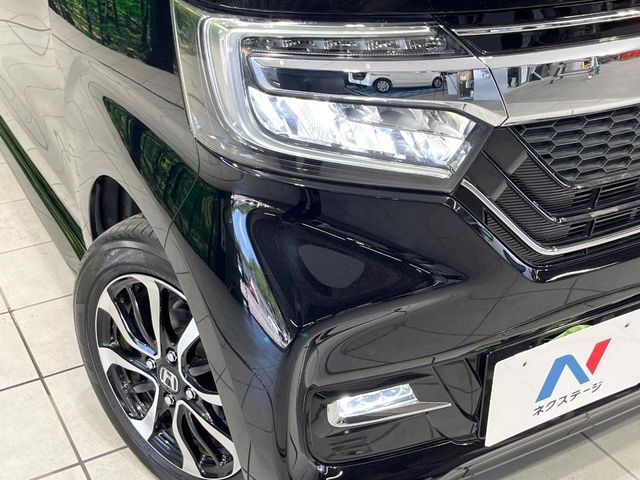 【LEDヘッドライト】悪天候や夜間走行時も良好な視界を確保し安心して運転できる高輝度LEDヘッドライトを装備！点灯速度が早く、消費電力も抑えられています。