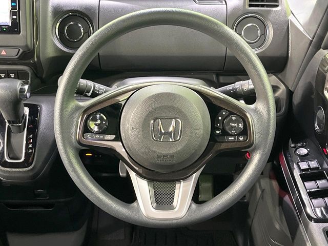 インテリアに合わせたデザインのステアリングは、運転される方のことも考え、運転しやすい形状、大きさです。是非一度、実際に触ってお確かめください。