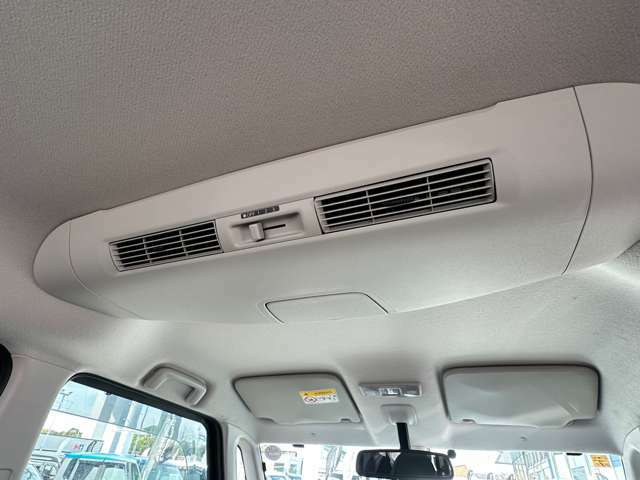 リヤシーリングファンです。エアコンの風を車内循環させて後部座席の方も快適に！