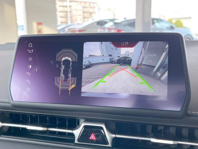【バックカメラ】駐車時に後方がリアルタイム映像で確認できます。大型商業施設や立体駐車場での駐車時や、夜間のバック時に大活躍！運転スキルに関わらず、今や必須となった装備のひとつです！