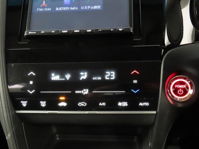 オートエアコン装備。温度設定ができて、室内快適ですよ。