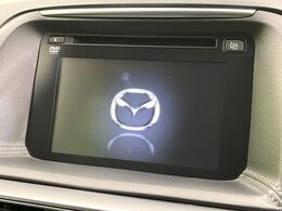 【マツダコネクトナビ】車内の雰囲気にマッチした一体型タイプのナビ。各種車輌設定やBluetooth再生等、様々な機能が楽しめます。直感的なダイヤル操作が可能で、使い勝手も良好です。