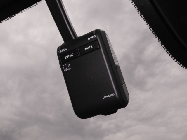 ◆ドライブレコーダー◆映像・音声などを記録する自動車用の装置です。　もしもの事故の際の記録はもちろん、旅行の際の思い出としてドライブの映像を楽しむことができます。