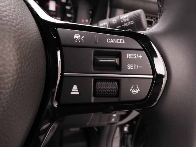 【アダプティブクルーズコントロール】予め設定した車速内でクルマが自動的に加減速。前走車との適切な車間距離を維持しながら追従走行します。【LKAS】車線維持支援システムでステアリング操作を支援。