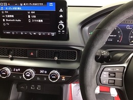ホンダ純正メモリーナビ搭載なので、遠方へのドライブもお任せ下さい！ステアリング左手側にオーディオ関連のコントロールスイッチを配置しています。操作時は視線を逸らすことなく運転に集中できます