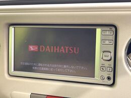 【純正ナビ】人気の純正ナビを装備しております。ナビの使いやすさはもちろん、オーディオ機能も充実！キャンプや旅行はもちろん、通勤や買い物など普段のドライブも楽しくなるはず♪