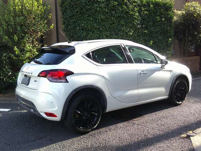清々しいフランスの風を全身に感じて、日々を華やかに彩るDS4と共に送る日々、エレガントな大人の魅力が詰まり、木漏れ日の中ひと際目を奪われる清潔感の高い、純白ボディが貴方をDS4の世界へとお誘い致します