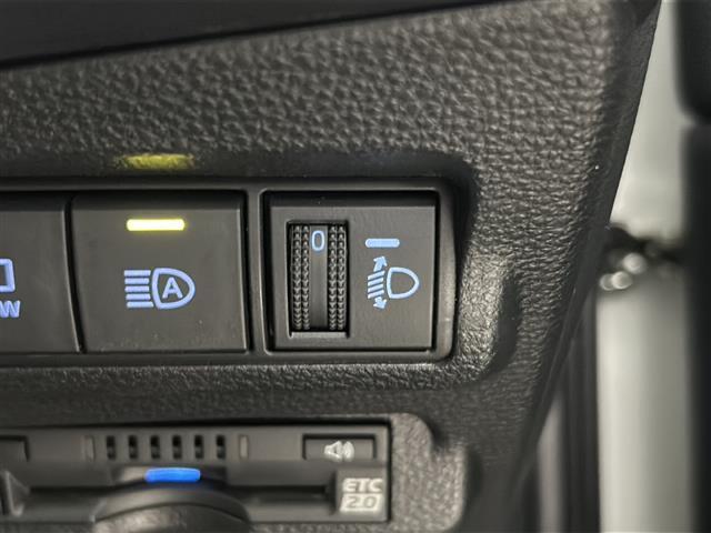 【パノラミックビューモニター】クルマを真上から見下ろした視点で駐車をサポートします！クルマの斜め後ろや真横など、いち早く障害物に気が付くことができます。