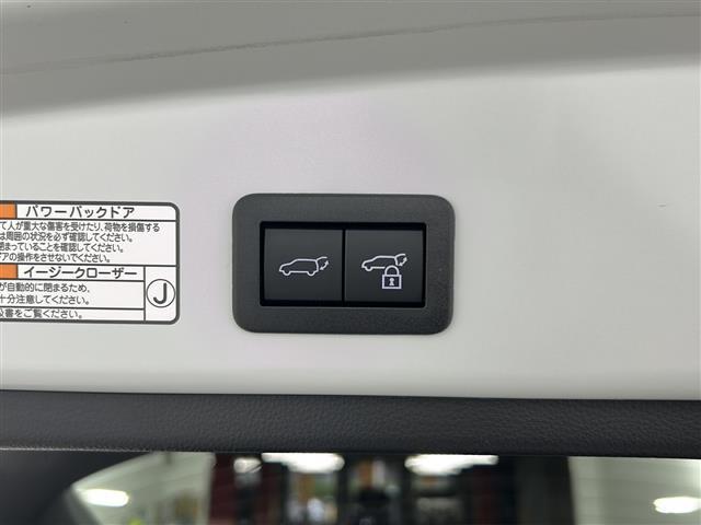 【パワーバックドア】荷物を抱えた状態でもリアゲートの開閉が可能です！お買い物時やアウトドアの際に役立ちますね。