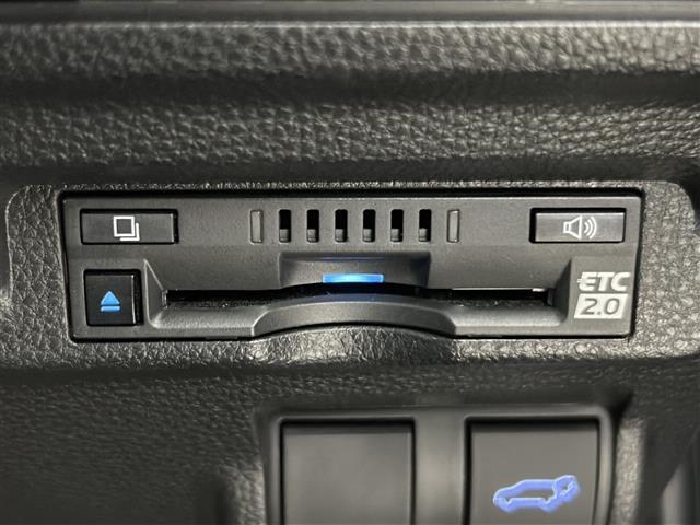 【ETC2.0（DSRC/ITSスポット）】ETCカードを挿入すれば料金所はノンストップで通過できます。ETC限定の割引や、高速道路の情報提供サービスを利用できます。