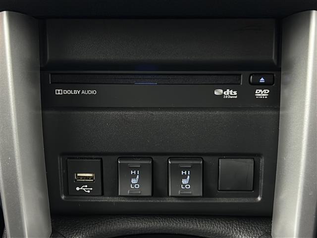 【CD・DVDデッキ】オプションのCD・DVDデッキが搭載されています！TV(フルセグ)機能もあり、長距離で退屈しがちな車内も快適に過ごせます！