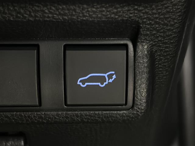 【パワーバックドア】荷物を抱えた状態でもリアゲートの開閉が可能です！お買い物時やアウトドアの際に役立ちますね。