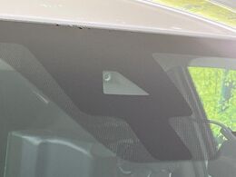 【インテリジェントエマージェンシーブレーキ】フロントカメラで前方の車両や歩行者を検知。衝突しそうな時は衝突被害軽減ブレーキが作動、衝突回避をサポート。より安全にドライブをお楽しみいただけます。