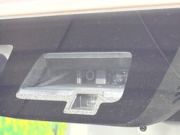 【スズキ　セーフティサポート】走行中に前方の車両等を認識し、衝突しそうな時は警報とブレーキで衝突回避と被害軽減をアシスト。より安全にドライブをお楽しみいただけます。