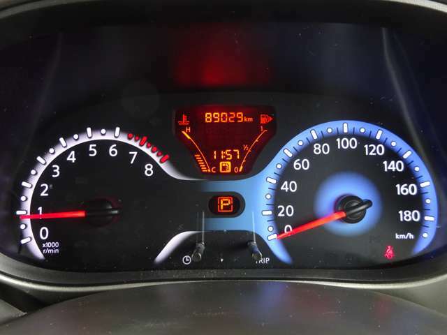 メーターになります。外気温度計や平均燃費等様々な情報を表示致します。