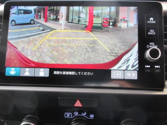 リアカメラ装備で後退時も安心です。リバース連動で画面が切り替わるのでとても便利です。