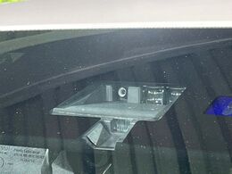 【三菱e-Assist】走行中に前方の車両等を認識し、衝突しそうな時は警報とブレーキで衝突回避と被害軽減をアシスト。より安全にドライブをお楽しみいただけます。